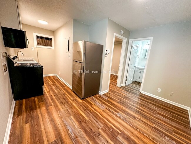 Photo - Summit St Apartments