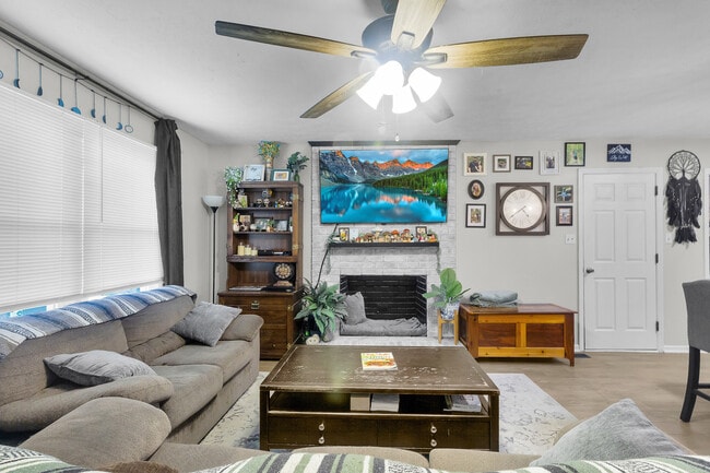Photo - 529 W Grantham Rd