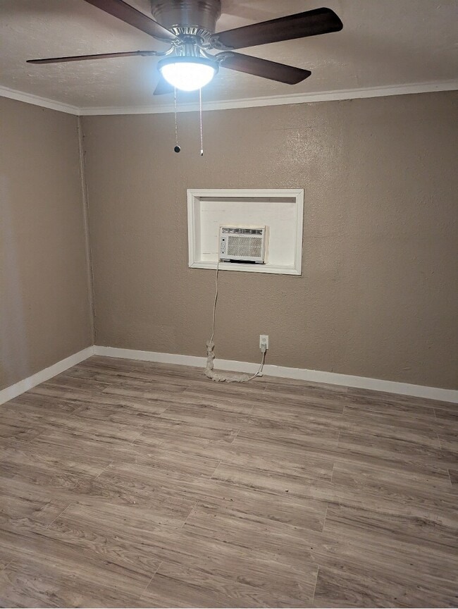 Photo - 3703 Martin St