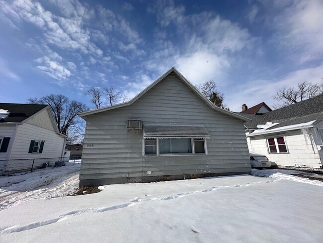 Building Photo - 1018 Chandler-