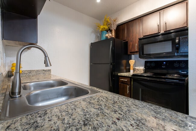 2BR, 1BA - 800 SF - Residence at The Heights