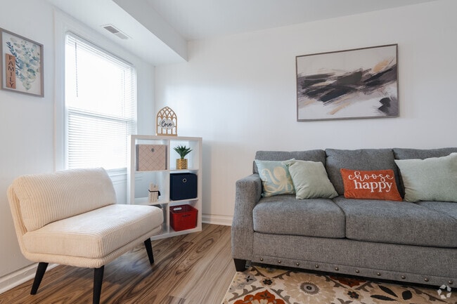 1BR, 1BA - 485SF - Living Room - Anchor Court Apartments