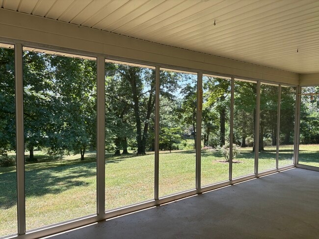 Photo - 325 Scott Rd