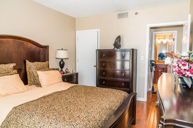 Photo - 1280 W Peachtree St NW Unit 2013