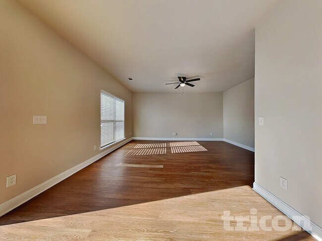 Photo - 667 Dandelion Row