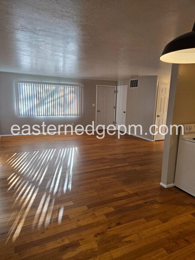 Photo - Beautifully Updated Apartment with Modern Finishes, Private Yard & Convenient Location Unidad 1287 - 4