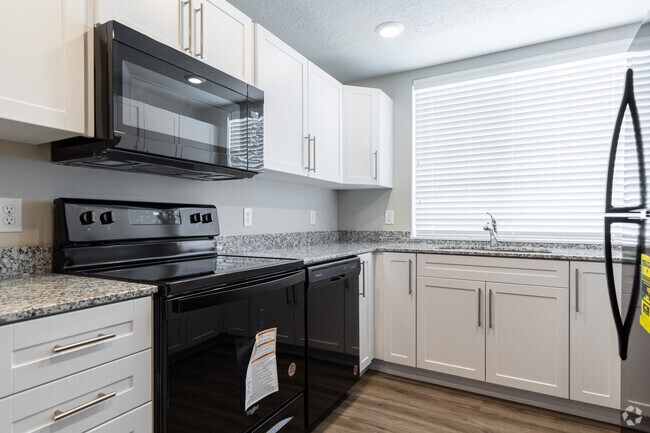 2BR, 1BA - 918SF