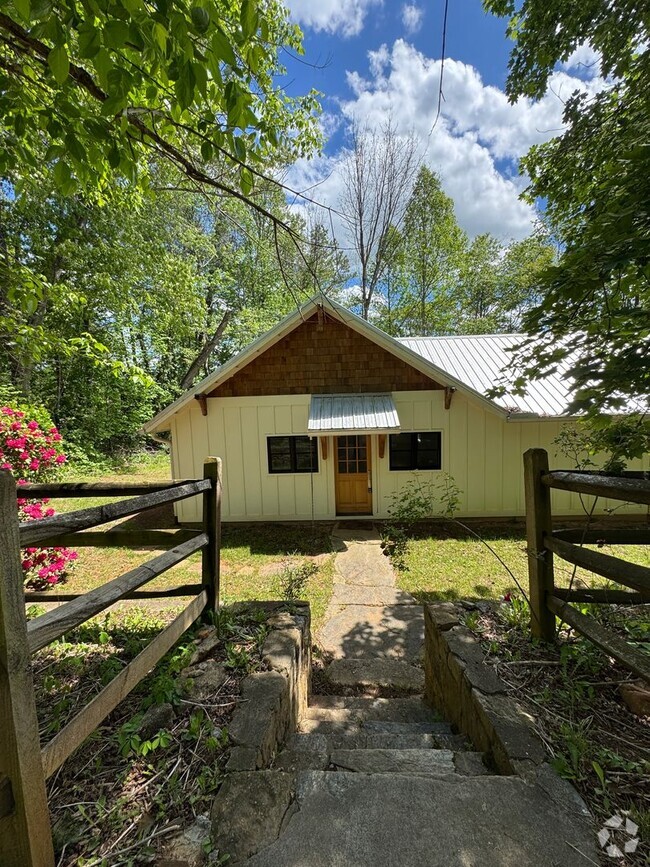 Building Photo - Fairview - Custom built, Modern Farmhouse