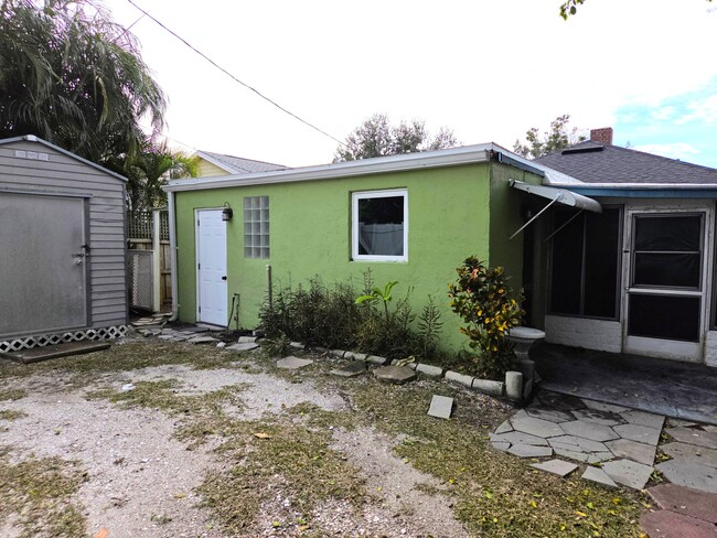 Photo - 2808 Clinton St S