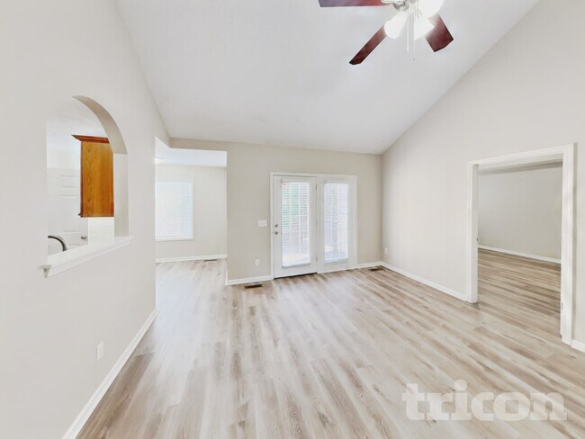 Photo - 989 Chesire Way