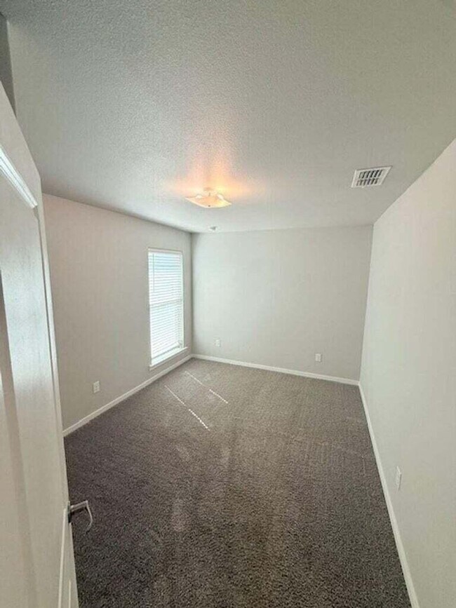 Photo - 7047 96th St