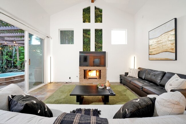 3172 Manistee Dr