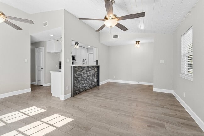 Photo - 909 Stewart St