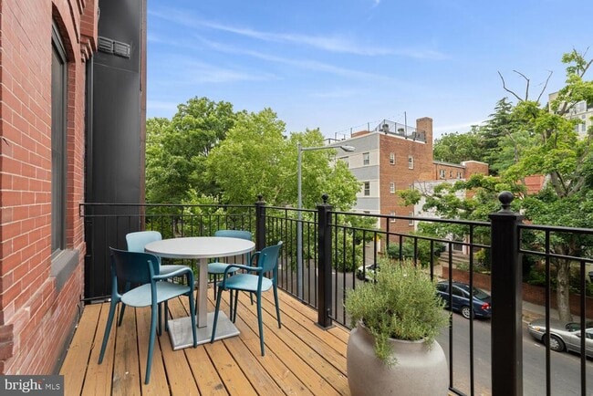 Photo - 2242 Ontario Rd NW