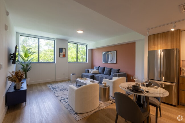 1BR, 1BA - 772SF - Kitchen & Living Room
