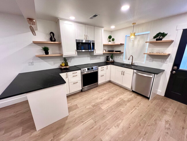 Building Photo - 214 W 7th St