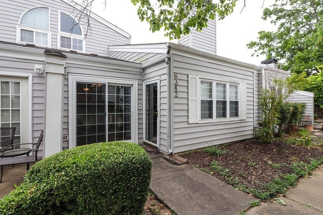 Building Photo - Lovely South Tulsa location close to shopping and restaurants Unit #903