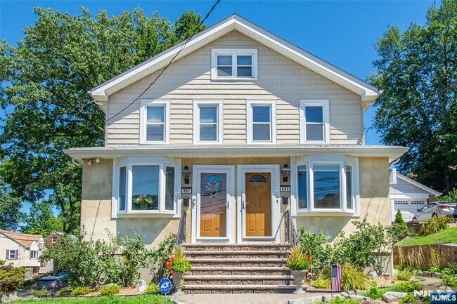 Building Photo - 665 E Edgewater Ave Rental