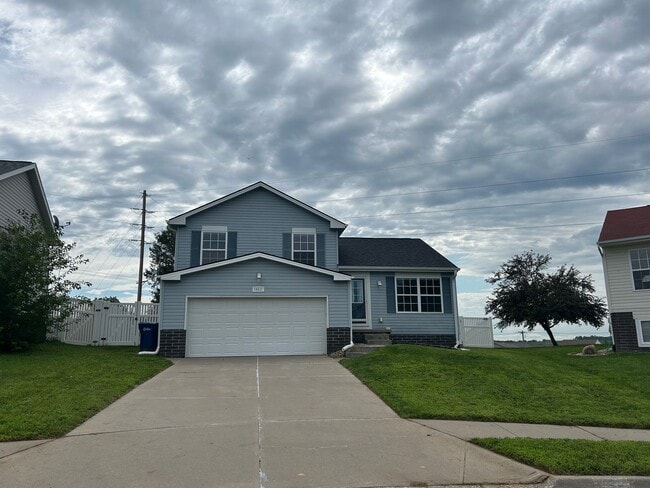 Building Photo - Home For Rent Bellevue.