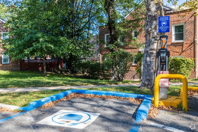 Photo - Parkway Village