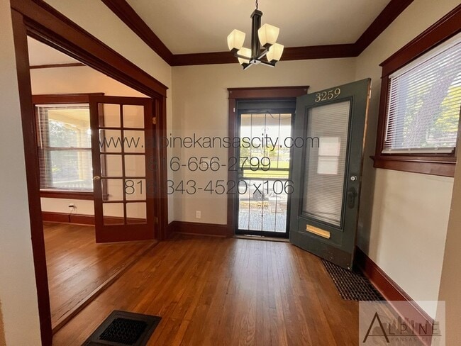 Cute HOUSE in Gillham Plaza, Gated Off Street Parking!