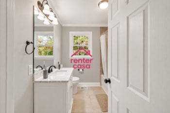 Photo - The Deese | $200/Week (First 4 Weeks Limited Promo!) Move-In Ready Room Rental - PRIVATE BATH – N... Unidad ROOM 4