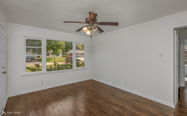 Photo - 1515 Leslie St