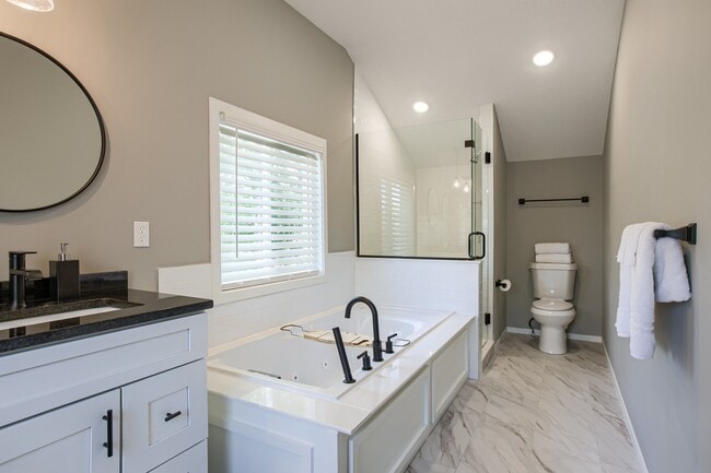 Building Photo - 7105 N Walnut St