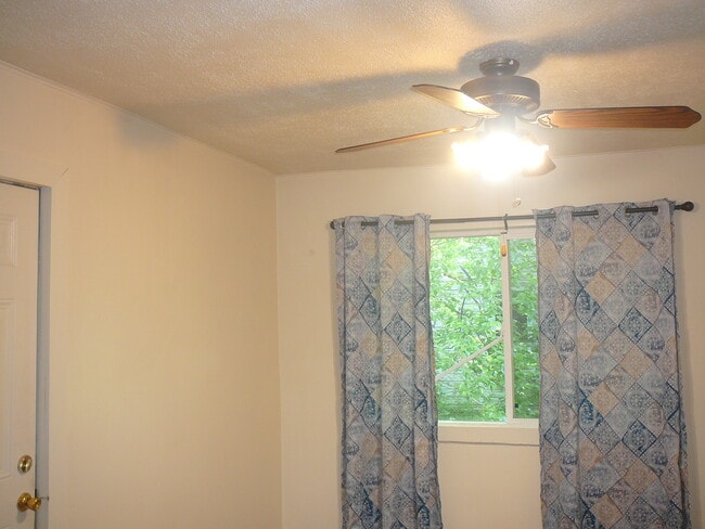 Photo - 1138 W 8th St