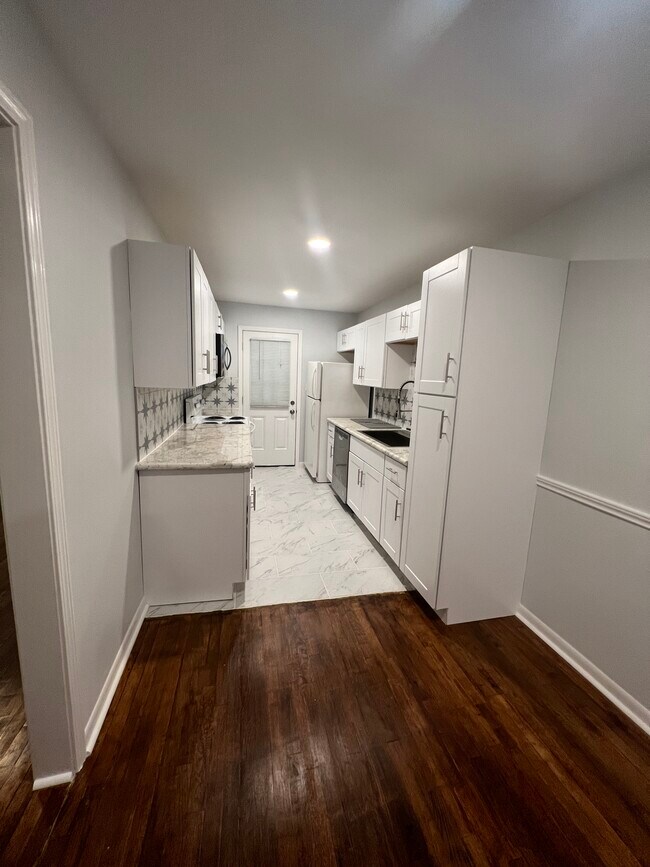 Kitchen - 4315 W Alabama St Unit 1