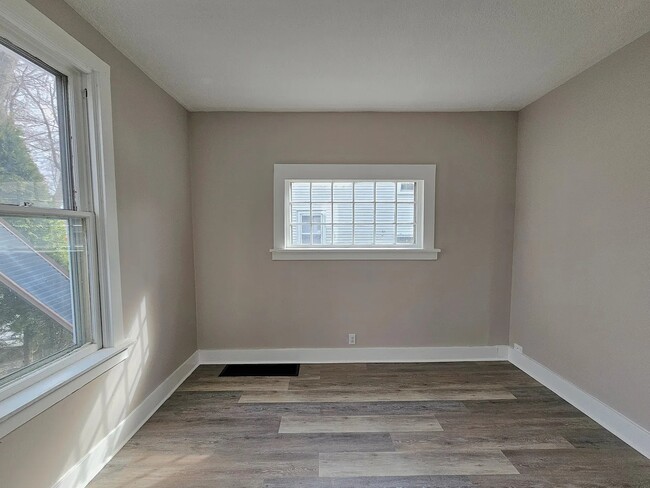 Photo - 3930 Webster St