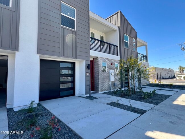 Building Photo - 1017 E Pasadena Ave