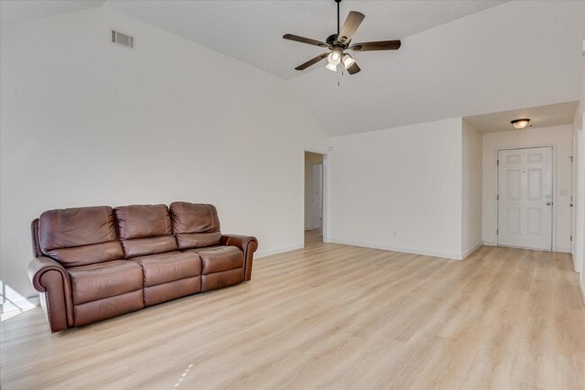 Photo - 909 Watsonia Dr