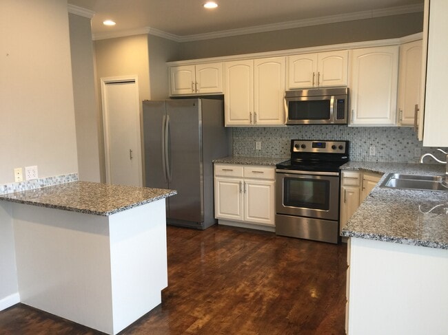 Photo - 215 Sanna Ct