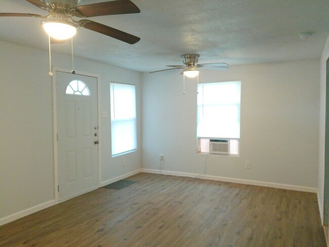 Photo - 225 Watson St