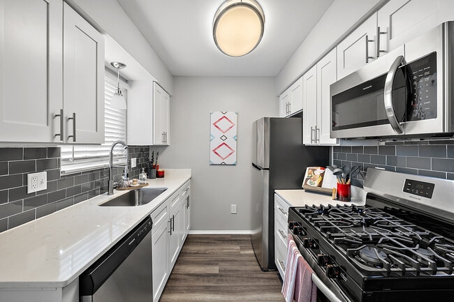 Cherry Hill Village Apartments - Dearborn Heights, MI