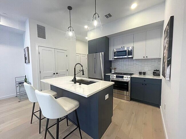 Building Photo - 425 3rd St Unit 215