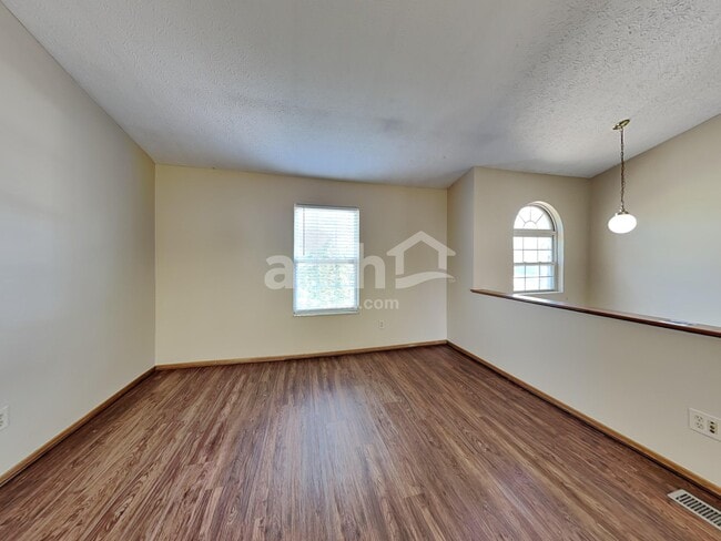 Photo - 212 Charing Cross St