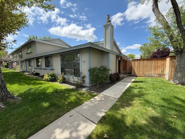 Building Photo - Adorable townhome in the desirable Woodside-Sparks community!