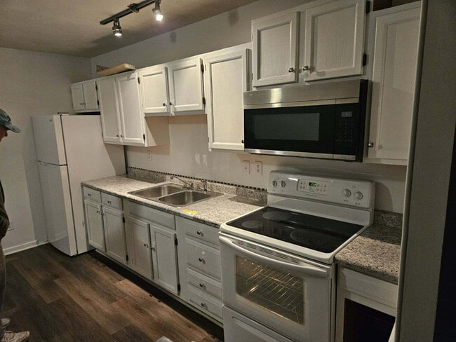 Building Photo - 141 Orchard View Ln