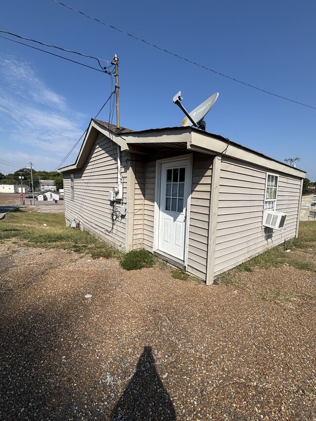 Building Photo - 210 W Spg St Rental