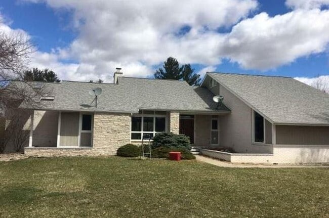 Building Photo - 4390 N River Rd