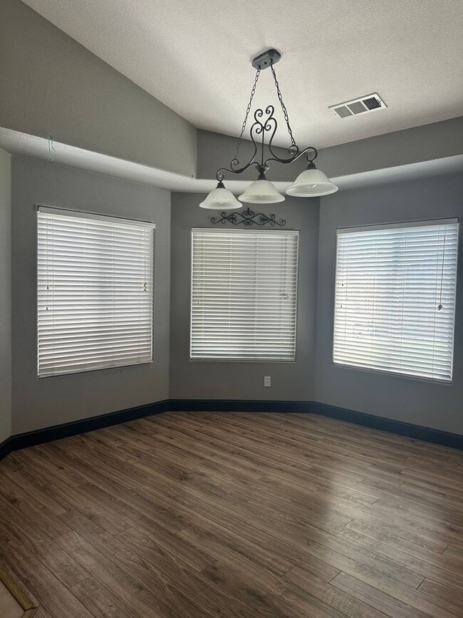 Photo - Cozy home in well established neighborhood, close to Annie R. Mitchell Elementary