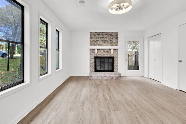 Photo - 1010 Mathews Ct