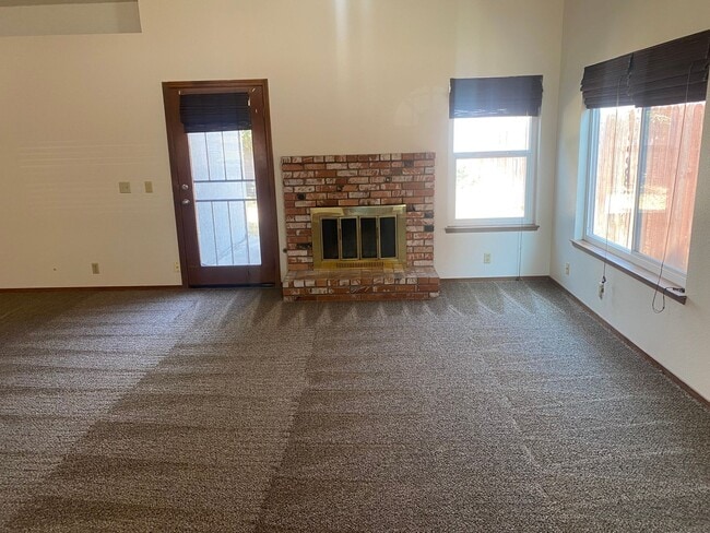 Photo - 3 Bedroom 2 Bathroom in SE Visalia