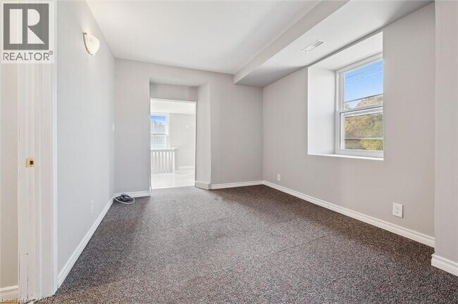 Photo - 906 King St E