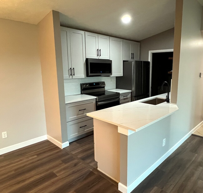 New Breakfast Bar - 8892 Eagleview Dr Unit 8892 Eagleview Dr.#12