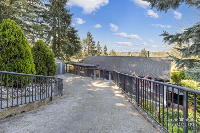 Building Photo - Spacious 3 Bedroom Upper Floor Home for Rent – North Delta Unit Upper House