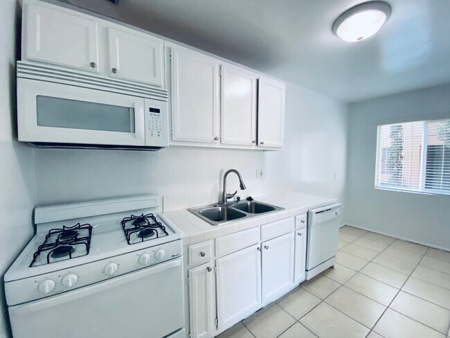 Photo - 5725-29 Vineland Ave