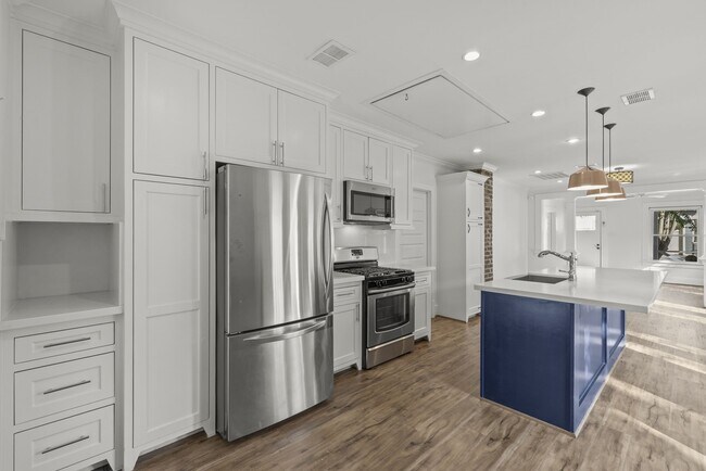 Building Photo - 724 E 21st St